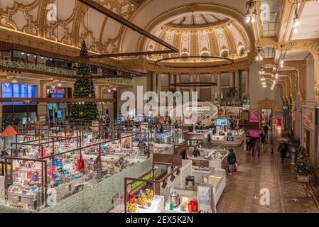 Anversa, Fiandre - Belgio - 12 28 2020: Sala da ballo storica ristrutturata in un centro commerciale Foto Stock