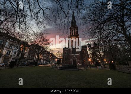 Heysel, Bruxelles / Belgio - 03 27 2019: La chiesa cattolica di San Lambertus nell'ex piazza del villaggio di Heysel Laeken Saint Lambertus Foto Stock