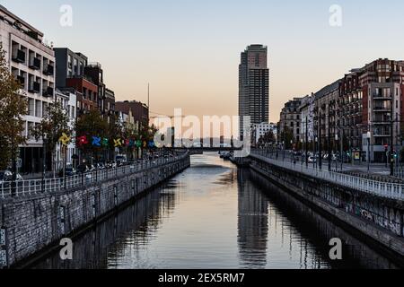 Città vecchia di Bruxelles / Belgio - 06 07 2019: Vista sul canale di Bruxelles - Charleroi con la Torre superiore e l'industria che si riflette nell'acqua Foto Stock