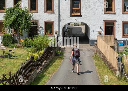 Cancello d'ingresso sulla vecchia strada per il villag di Burg Reuland Foto Stock