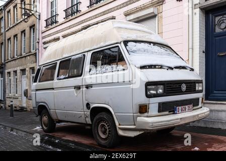 Jodoigne, Vallonia - Belgio - 01 23 2021: Vintage Volkswagen van bianco Foto Stock