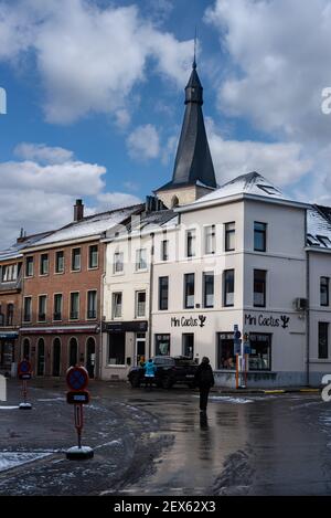 Jodoigne, Vallonia - Belgio - 01 23 2021: Donna che cammina per le strade della Città Vecchia Foto Stock