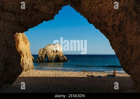 Pietre e shilouettes in Three Brothers Beach ad Algarve, Portimao, Portogallo Foto Stock