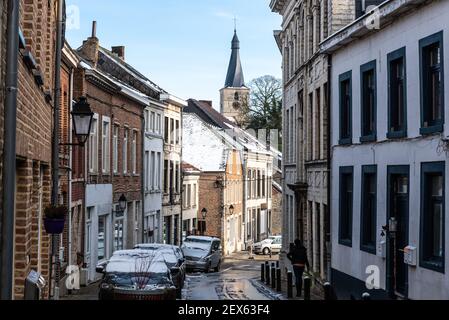 Jodoigne, Vallonia - Belgio - 01 23 2021: Vista sulle strade della città vecchia con la torre della chiesa sullo sfondo Foto Stock