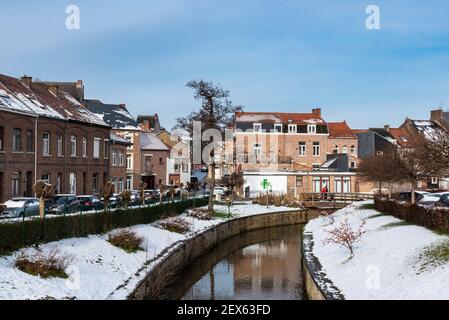 Jodoigne, Vallonia - Belgio - 01 23 2021: Vista panoramica sul fiume Gete che riflette gli edifici della Città Vecchia Foto Stock