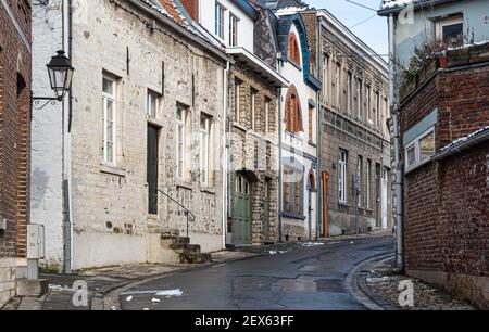 Jodoigne, Vallonia - Belgio - 01 23 2021: Strada tradizionale nel centro storico Foto Stock