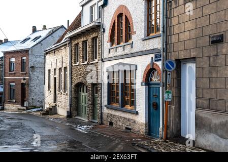 Jodoigne, Vallonia - Belgio - 01 23 2021: Strada tradizionale nel centro storico, chiamato Rue de la Grande Montagne Foto Stock