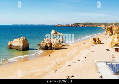 Vista panoramica di tre castelli Spiaggia a Portimao, portoghese Algarve, Portogallo Foto Stock