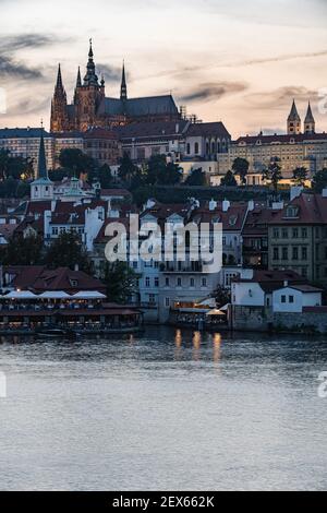 Praga / Repubblica Ceca - 08 01 2020: Il Ponte Carlo e il Castello di Praga al tramonto Foto Stock