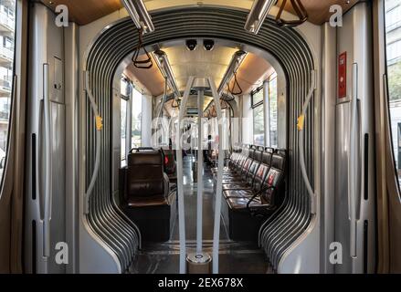 Interni dal design contemporaneo di un tram moderno durante la città di Bruxelles blocco che indica i sedili sicuri Foto Stock