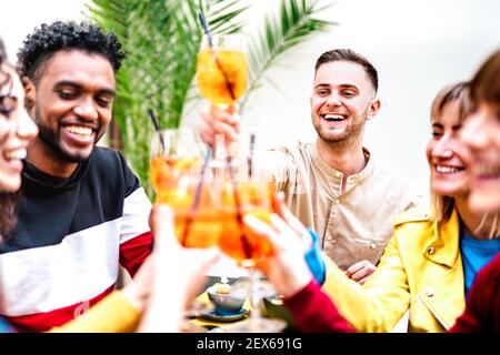 Persone che tostano spritz al cocktail bar ristorante - stile di vita un concetto con i giovani amici che si divertono insieme condividendo le bevande happy hour Foto Stock