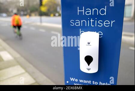 Londra, Inghilterra, Regno Unito. Dispenser di disinfettante per le mani gratuito su Victoria Embankment Foto Stock