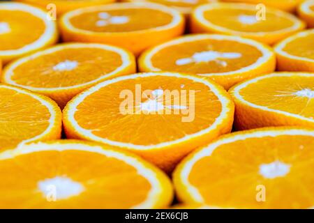 Un sacco di agrumi tagliati a metà per fare da vicino il succo, Foto Stock