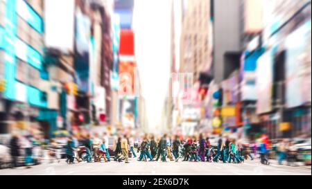 Sfondo sfocato di persone che camminano sulla traversata zebra il 7 avenue a Manhattan - strade affollate di New York City durante l'ora di punta nell'area urbana Foto Stock