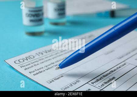 Penna sulla scheda di registrazione della vaccinazione, primo piano Foto Stock