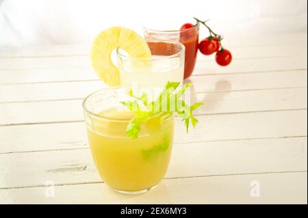 Tre bicchieri con 3 diversi succhi: Pomodoro, ananas e sedano Foto Stock