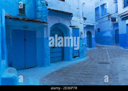 Marocco, Chefchaouen, architettura di bianco e indaco limewashed edifici Foto Stock