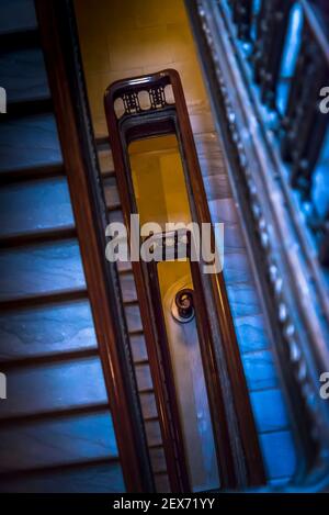 Affacciato su una scala, Wisconsin state Capitol, un edificio Beaux-Arts completato nel 2017, Madison, Wisconsin, USA Foto Stock