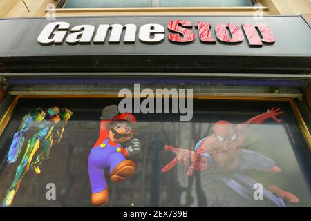 TORINO, ITALIA - 09 febbraio 2021: Game Stop video gaming retail shop vista esterna e logo del cartello Foto Stock