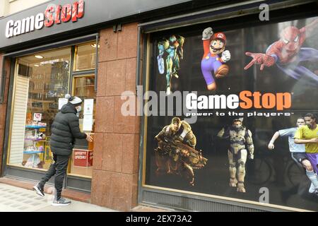 TORINO, ITALIA - 09 febbraio 2021: Game Stop video gaming retail shop vista esterna e logo del cartello Foto Stock