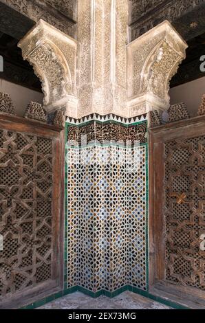 Marocco, Fez, Bou Inania Medersa, costruito tra il 1350 e il 1355, piastrelle decorative, Zellij tilework Foto Stock