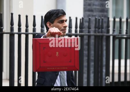 Londra, Regno Unito. 03 marzo 2021. Rishi Sunak il Cancelliere dello scacchiere con la scatola rossa del bilancio fuori dal numero 11 Downing Street prima di pronunciare il suo discorso di bilancio nella Camera dei Comuni a pranzo. Budget Day, Downing Street, Westminster, Londra, 3 marzo, 2021. Credit: Paul Marriott/Alamy Live News Foto Stock