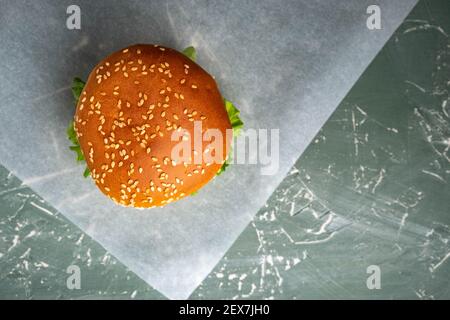 Burger su uno sfondo verde vista dall'alto. Street food, fast food. Foto Stock