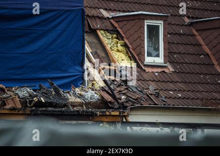 Nortorf, Germania. 04 marzo 2021. Una casa di fine fila distrutta dopo un'esplosione. La polizia ha trovato un corpo in casa. Credit: Gregor Fischer/dpa/Alamy Live News Foto Stock