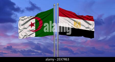 Algeria ed Egitto bandiera sventolare nel vento contro bianco torbido cielo blu insieme. Concetto di Diplomazia e relazioni internazionali. Foto Stock