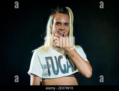 MØ si esibisce dal vivo il giorno 2 del Bestival 2016, Robin Hill Country Park sull'Isola di Wight. Data immagine: Venerdì 9 settembre 2016. Il credito fotografico dovrebbe essere: David Jensen Foto Stock