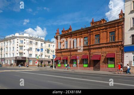 Tomsk, un vecchio edificio di appartamenti in mattoni rossi su Lenin Avenue Foto Stock