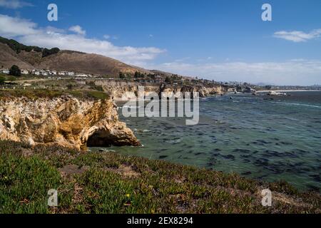 Costa rocciosa vicino a Shell Beach, California Foto Stock