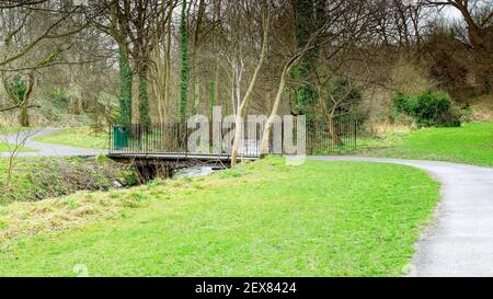 Bridge over a burn in Figgate Park, Edimburgo, Scozia, Regno Unito Foto Stock