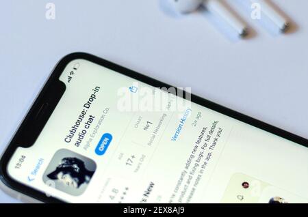 Visualizzazione dell'applicazione di chat audio drop-in Clubhouse sullo schermo dello smartphone Foto Stock