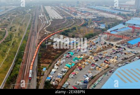 Pechino, provincia cinese di Henan. 20 Nov 2020. La foto aerea mostra un treno merci Cina-Europa diretto a Helsinki, Finlandia, con partenza dalla stazione di Putian di Zhengzhou, provincia di Henan, Cina centrale, 20 novembre 2020. Credit: Hao Yuan/Xinhua/Alamy Live News Foto Stock