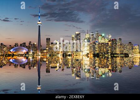 Riflesso dello skyline notturno di Toronto, Ontario, Canada Foto Stock