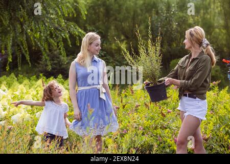 Trasmettere ai bambini la passione e l'amore per le piante e fiori Foto Stock