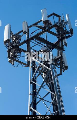 Primo piano di una torre/palo di un telefono cellulare con diverse antenne. Foto Stock