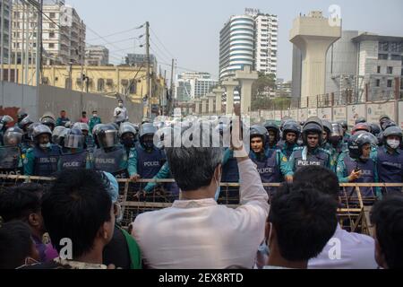 Bangladesh. 03 marzo 2021. I manifestanti hanno marciato verso l'ufficio del primo ministro per chiedere l'abolizione della legge sulla sicurezza digitale. Essi chiedono anche di ritirare la legge prima del prossimo giorno di indipendenza e di giustizia per lo scrittore Mushtaq Ahmed a Dhaka . (Foto di MD IBRAHIM/Pacific Press) Credit: Pacific Press Media Production Corp./Alamy Live News Foto Stock