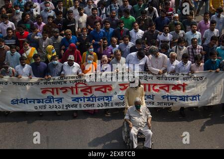 Bangladesh. 03 marzo 2021. I manifestanti hanno marciato verso l'ufficio del primo ministro per chiedere l'abolizione della legge sulla sicurezza digitale. Essi chiedono anche di ritirare la legge prima del prossimo giorno di indipendenza e di giustizia per lo scrittore Mushtaq Ahmed a Dhaka . (Foto di MD IBRAHIM/Pacific Press) Credit: Pacific Press Media Production Corp./Alamy Live News Foto Stock