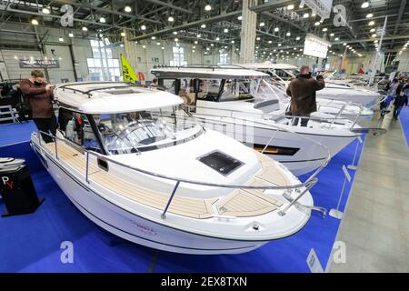 Mosca, Russia. 4 Marzo 2021. La gente scatta foto di yacht durante il Moscow Boat Show, la quattordicesima mostra internazionale di barche e yacht, a Mosca, Russia, 4 marzo 2021. La mostra è aperta al pubblico dal 4 al 7 marzo. Oltre 100 aziende internazionali e russe hanno partecipato alla mostra quest'anno. Credit: Alessandro Zemlianichenko Jr/Xinhua/Alamy Live News Foto Stock