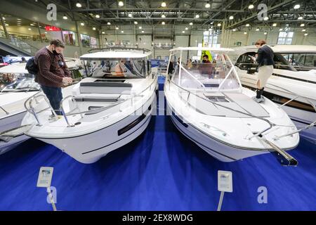 Mosca, Russia. 4 Marzo 2021. La gente scatta foto durante il Moscow Boat Show, la quattordicesima mostra internazionale di barche e yacht, a Mosca, Russia, 4 marzo 2021. La mostra è aperta al pubblico dal 4 al 7 marzo. Oltre 100 aziende internazionali e russe hanno partecipato alla mostra quest'anno. Credit: Alessandro Zemlianichenko Jr/Xinhua/Alamy Live News Foto Stock