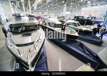 Mosca, Russia. 4 Marzo 2021. La gente guarda gli yacht durante il Moscow Boat Show, la quattordicesima mostra internazionale di barche e yacht, a Mosca, Russia, 4 marzo 2021. La mostra è aperta al pubblico dal 4 al 7 marzo. Oltre 100 aziende internazionali e russe hanno partecipato alla mostra quest'anno. Credit: Alessandro Zemlianichenko Jr/Xinhua/Alamy Live News Foto Stock