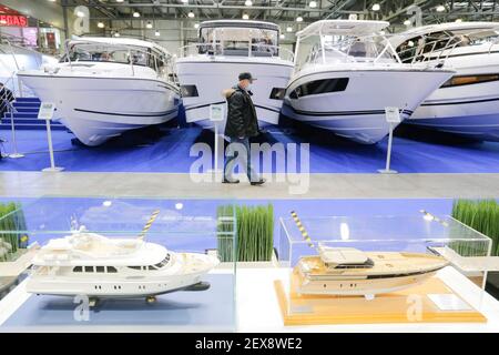 Mosca, Russia. 4 Marzo 2021. Un visitatore cammina davanti agli yacht durante il Moscow Boat Show, la quattordicesima mostra internazionale di barche e yacht, a Mosca, Russia, il 4 marzo 2021. La mostra è aperta al pubblico dal 4 al 7 marzo. Oltre 100 aziende internazionali e russe hanno partecipato alla mostra quest'anno. Credit: Alessandro Zemlianichenko Jr/Xinhua/Alamy Live News Foto Stock