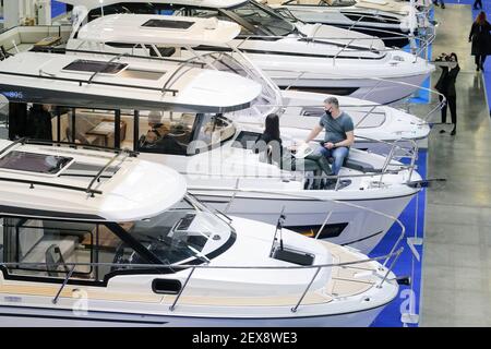 Mosca, Russia. 4 Marzo 2021. La gente siede su uno yacht durante il Moscow Boat Show, la quattordicesima mostra internazionale di barche e yacht, a Mosca, Russia, 4 marzo 2021. La mostra è aperta al pubblico dal 4 al 7 marzo. Oltre 100 aziende internazionali e russe hanno partecipato alla mostra quest'anno. Credit: Alessandro Zemlianichenko Jr/Xinhua/Alamy Live News Foto Stock