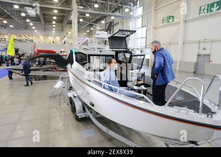 Mosca, Russia. 4 Marzo 2021. Si parla su una barca durante il Moscow Boat Show, la quattordicesima mostra internazionale di barche e yacht, a Mosca, Russia, 4 marzo 2021. La mostra è aperta al pubblico dal 4 al 7 marzo. Oltre 100 aziende internazionali e russe hanno partecipato alla mostra quest'anno. Credit: Alessandro Zemlianichenko Jr/Xinhua/Alamy Live News Foto Stock