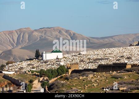 Vista del cimitero di Bab al-Futuh con le montagne sullo sfondo, come si vede dalla terrazza del Palais Faraj, Fes, Marocco Foto Stock