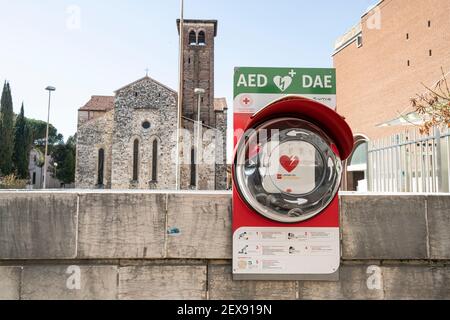 Udine, Italia. 3 marzo 2021. Dispositivo medico defibrillatore in una piazza centrale della città Foto Stock