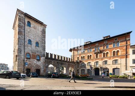 Udine, Italia. 3 marzo 2021. Vista panoramica dell'antica porta della città di Aquileia nel centro della città Foto Stock