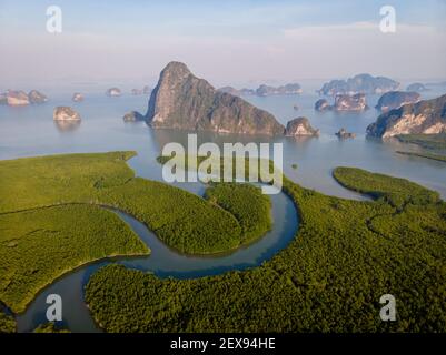 Vista aerea della Baia di Phang Nga, splendida vista della Baia di Phang Nga dal punto di osservazione di Samet Nang She, Thailandia. Asia Foto Stock